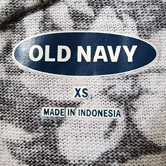 Old Navy Black and White Tropical Floral Top Off The Sholder. Size XS - Picture 4 of 4